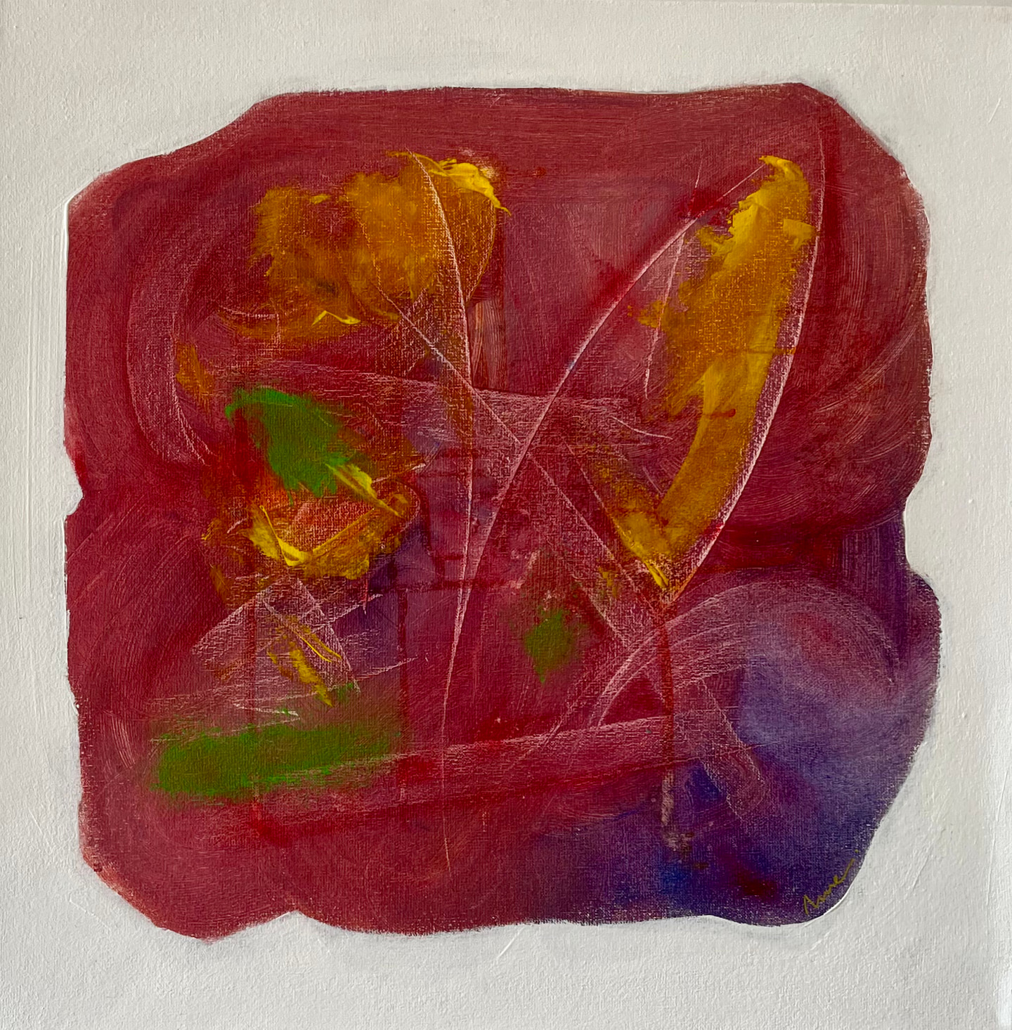 Pintura en rojo con pinceladas amarillas, verdes y violetas y líneas grabadas