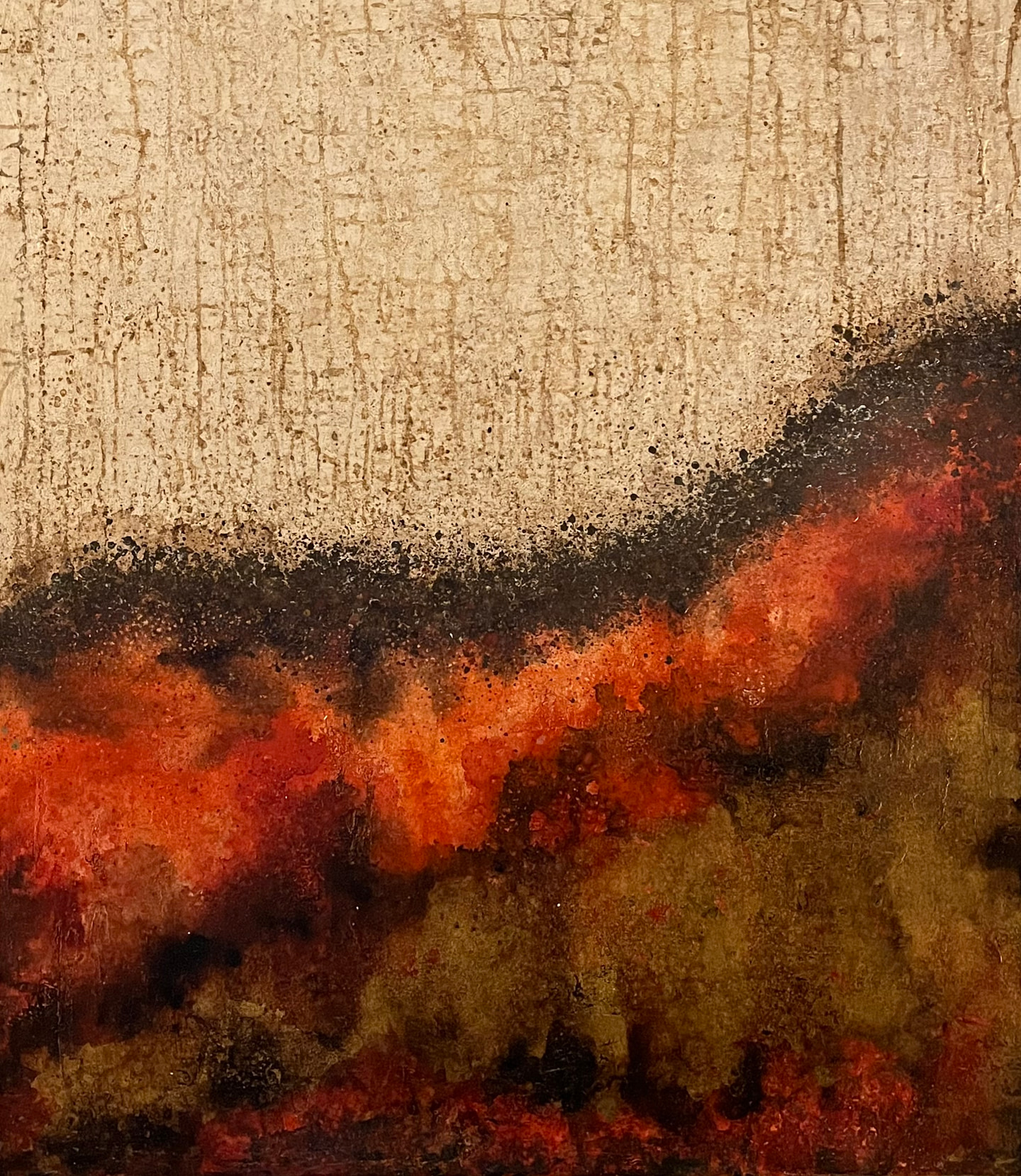 Pintura con una banda de rojos y naranjas bajo un plano ocre agrietado