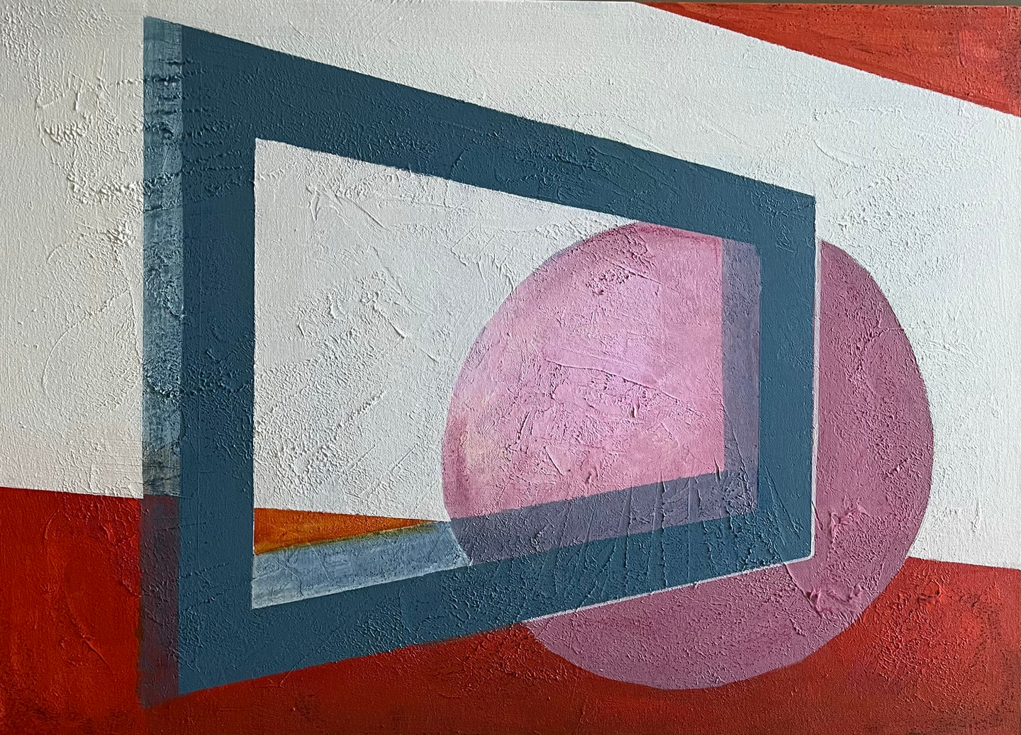 Pintura con un marco azul inclinado sobre un círculo rosa y bandas rojas