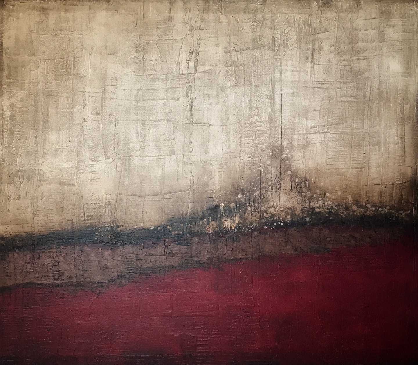 Pintura con un plano blanco sobre una franja oscura y un rojo profundo