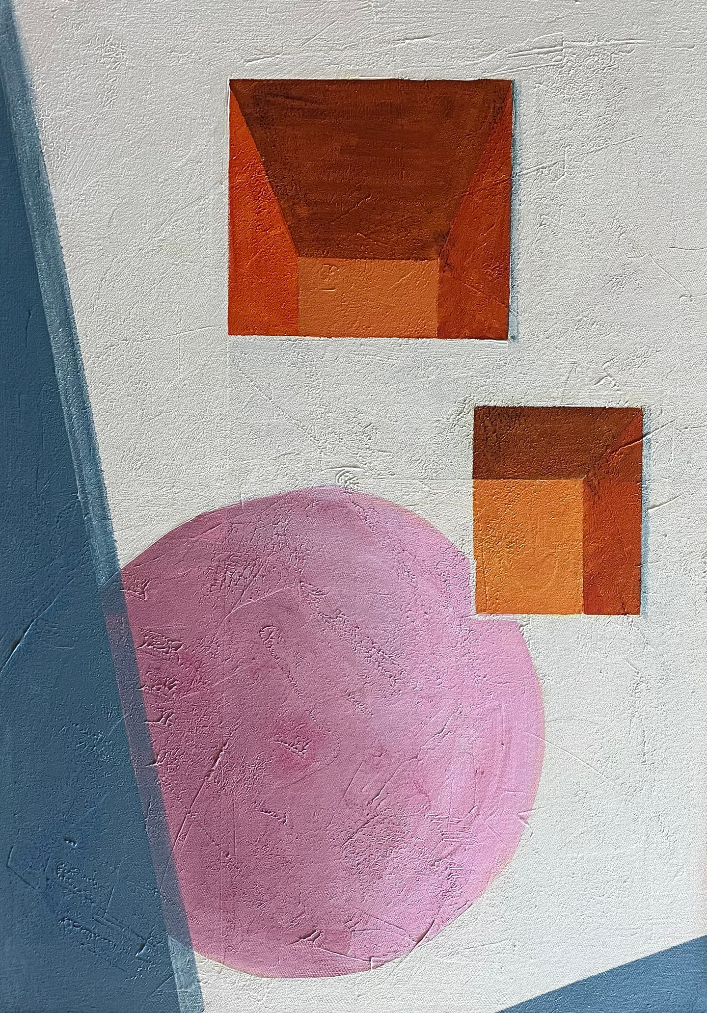 Pintura vertical con dos cuadrados naranjas en perspectiva, un círculo rosa y una franja azul