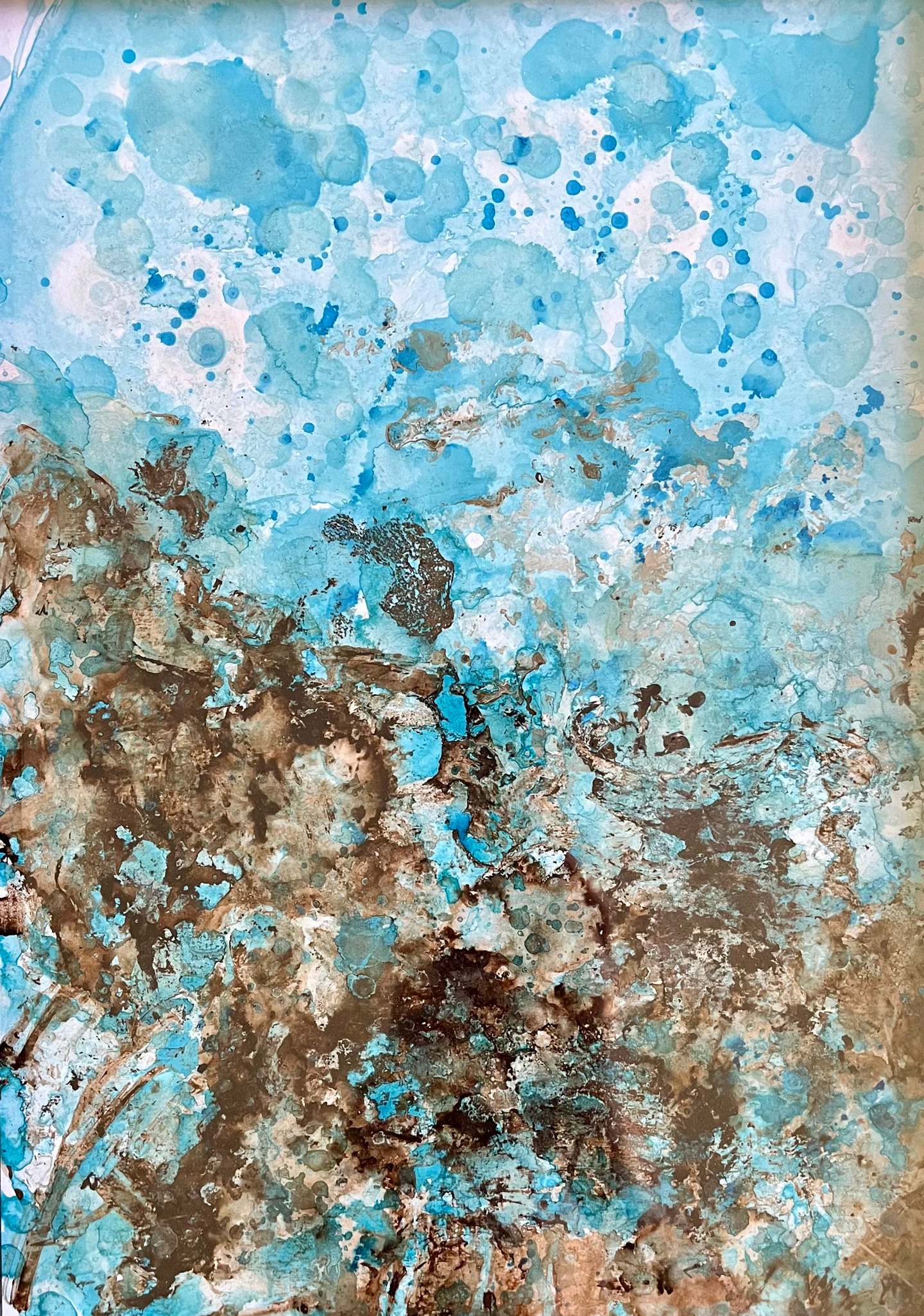 Pintura en celestes con manchas marrones y blancas