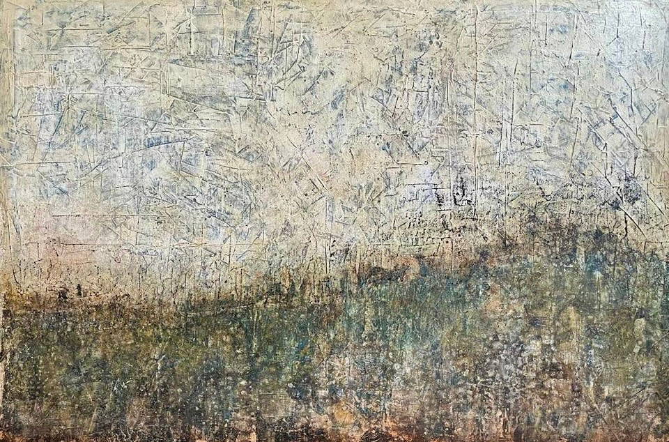 Pintura horizontal con una franja verde y ocre bajo un cielo blanco texturado