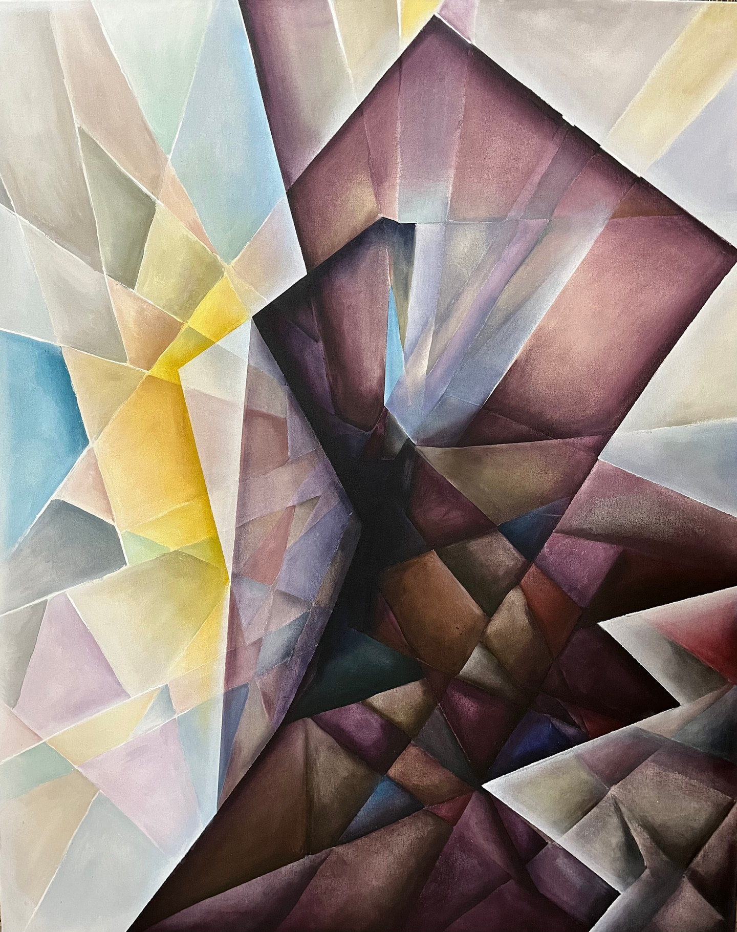 Pintura vertical con planos facetados en lilas, bordós, amarillos y celestes que convergen hacia un centro oscuro