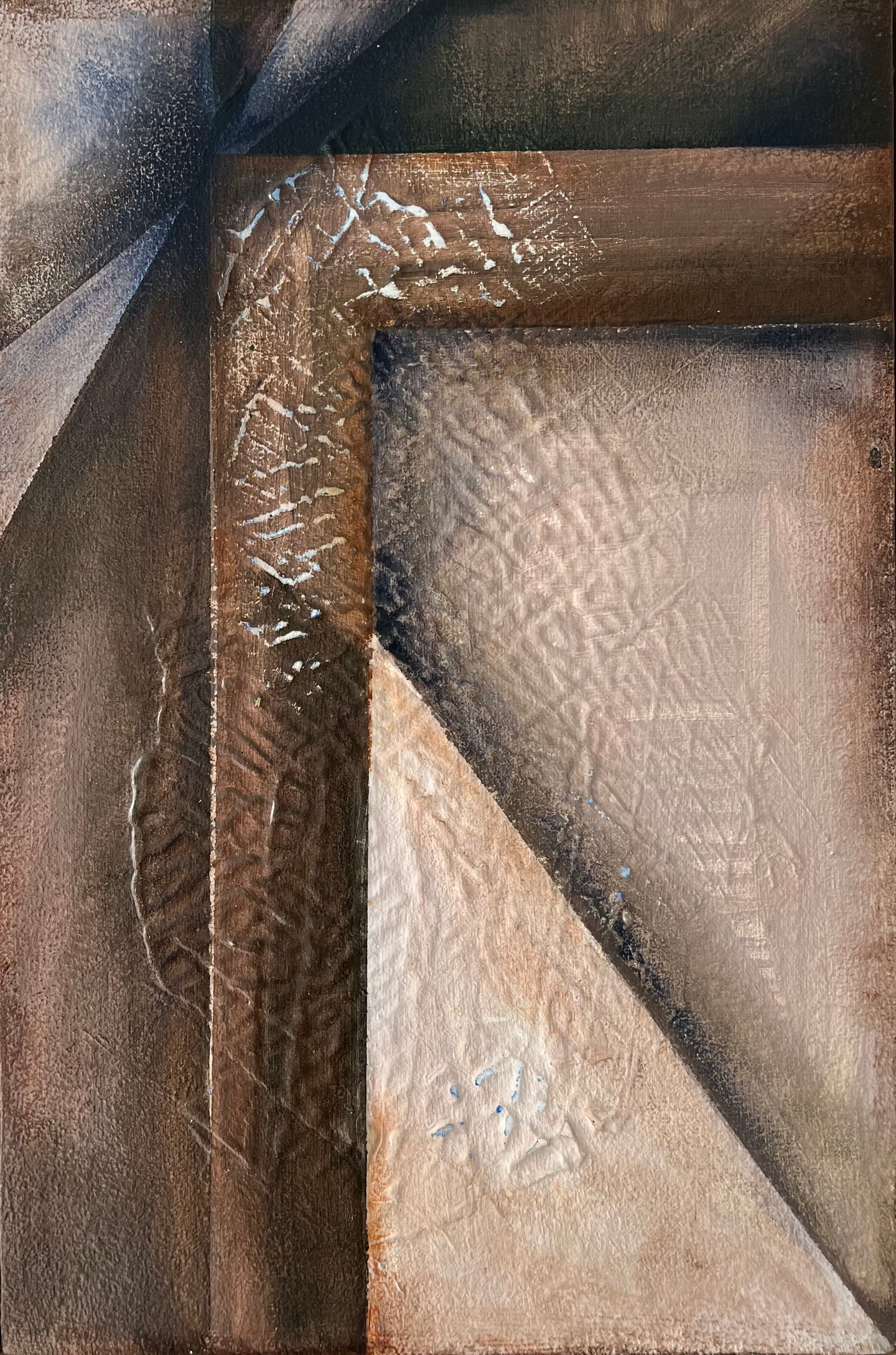Pintura vertical en ocres y marrones con un marco en perspectiva y un triángulo claro
