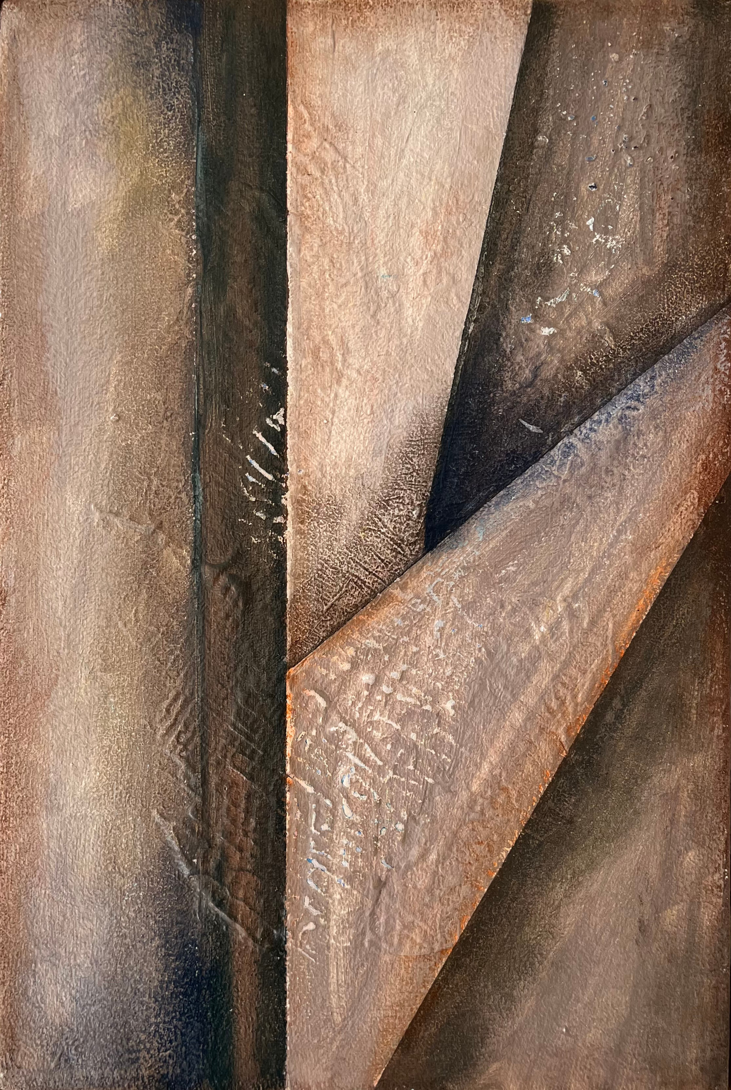 Pintura en ocres y marrones con una columna vertical y planos diagonales