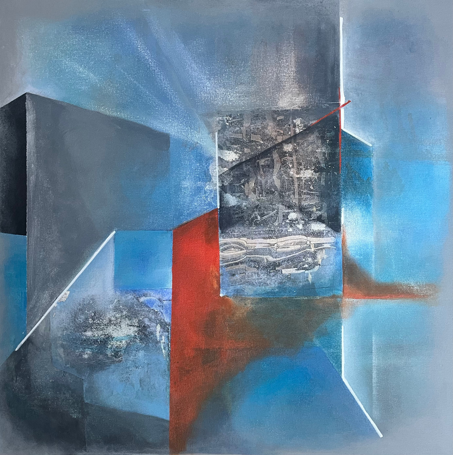 Pintura en grises y azules con volúmenes geométricos, texturas plateadas y un trazo rojo
