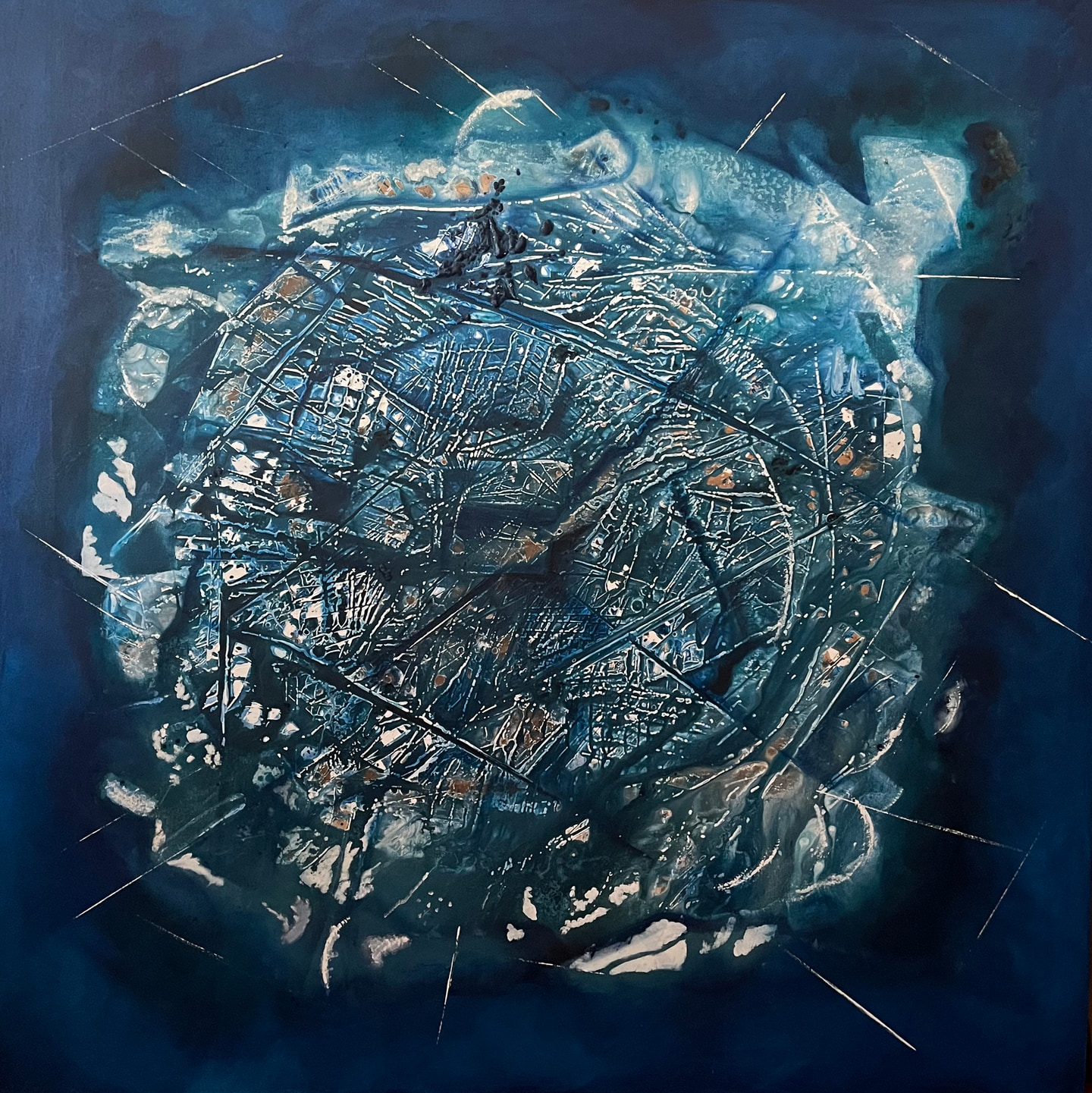 Pintura en azul profundo con una trama urbana clara en relieve