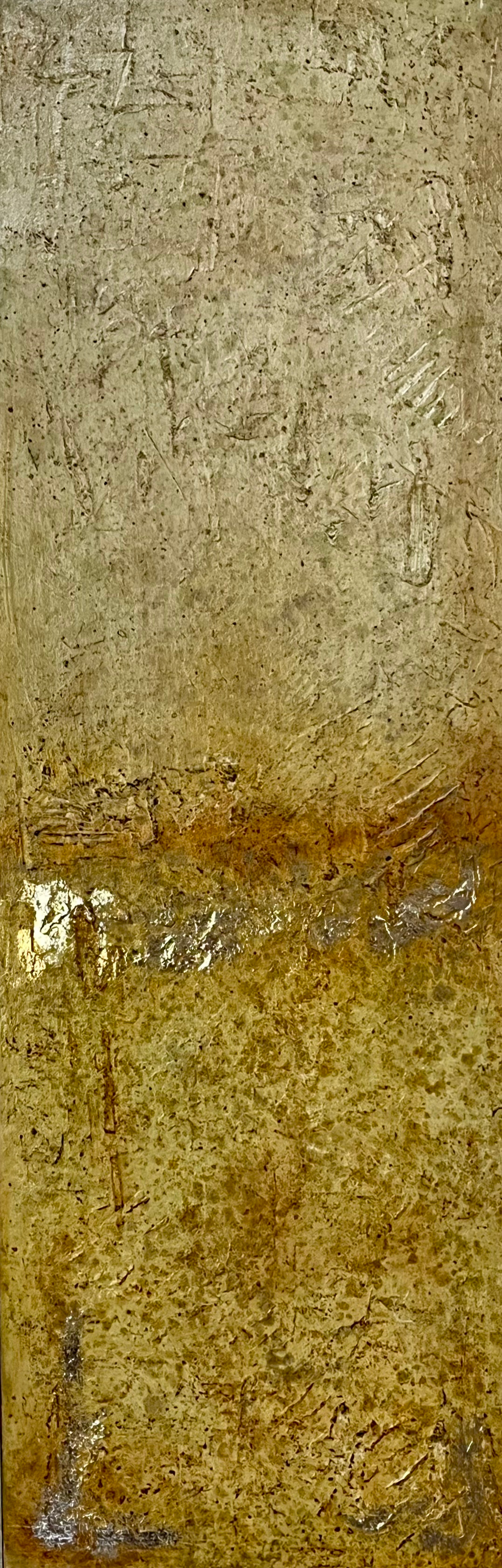 Pintura vertical angosta en dorados con una franja horizontal brillante