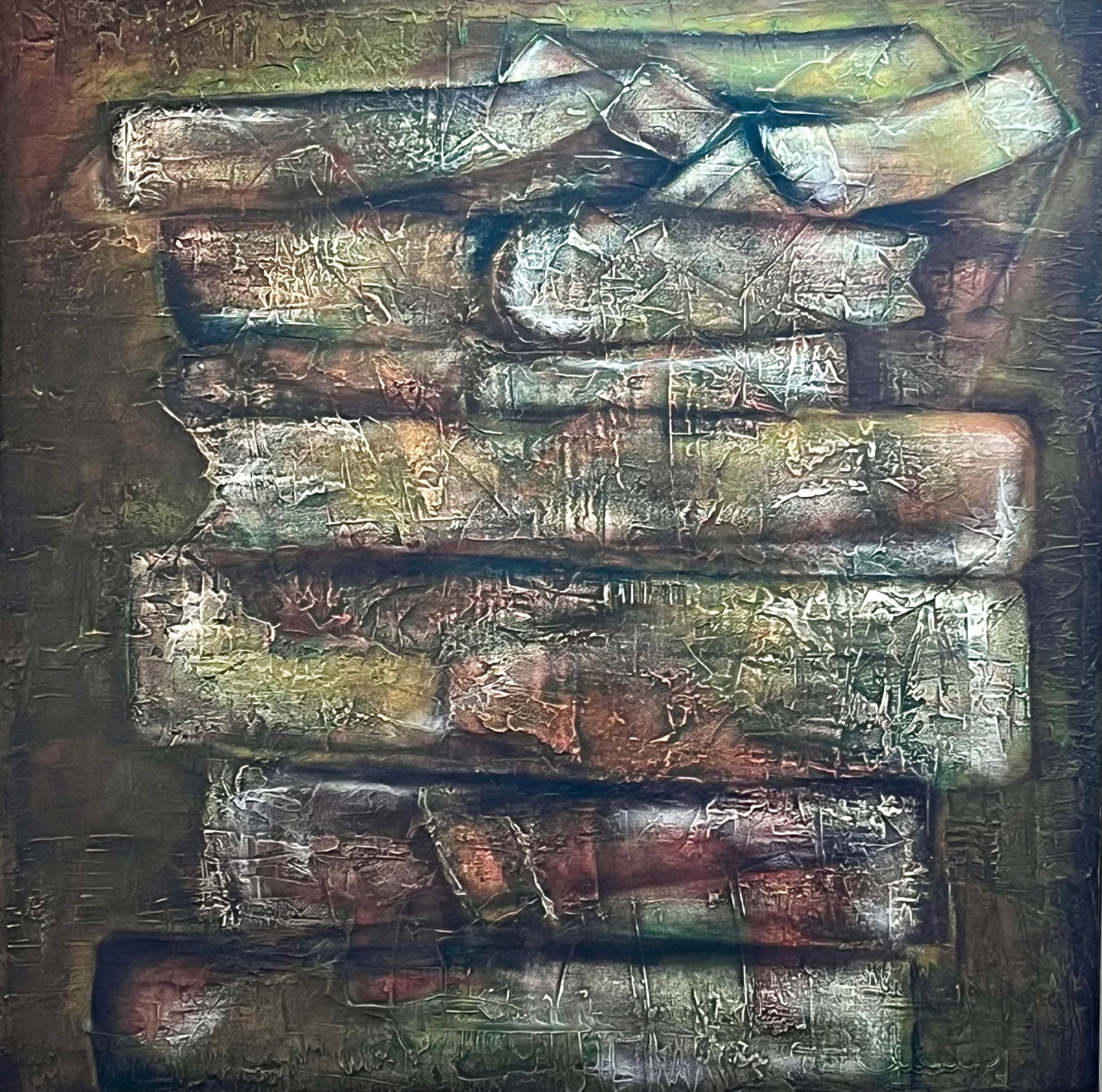 Pintura cuadrada con bloques horizontales apilados de textura rugosa en verdes, ocres y rojizos