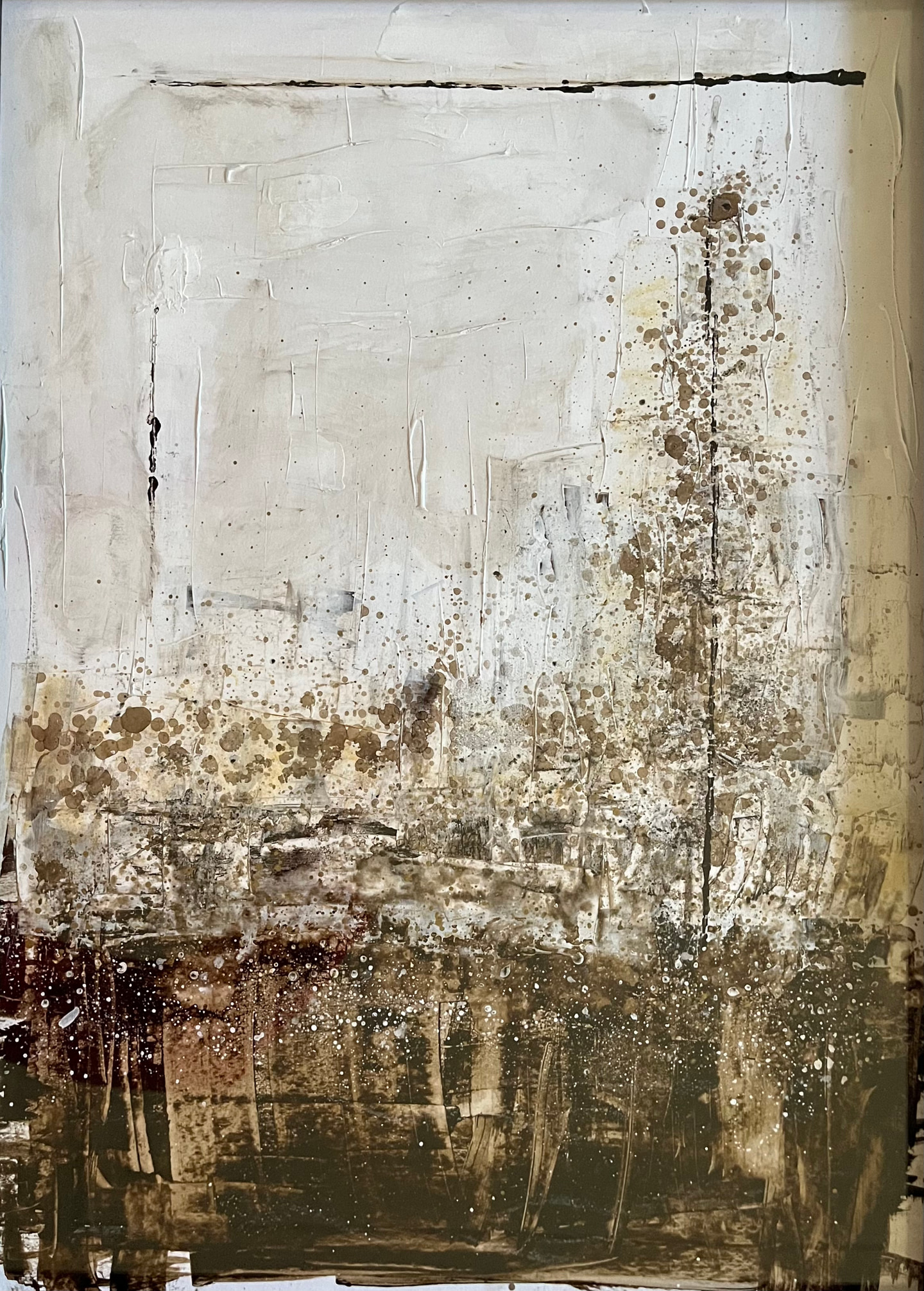 Pintura en blancos y marrones con una línea negra horizontal y goteos verticales