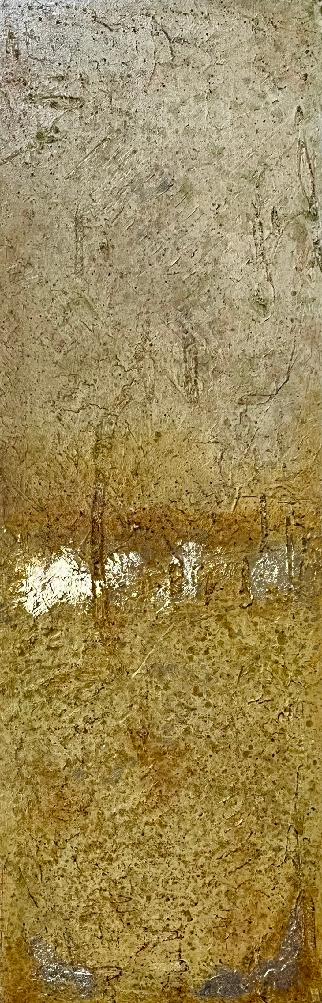 Pintura vertical angosta en dorados con una franja horizontal brillante en la parte baja