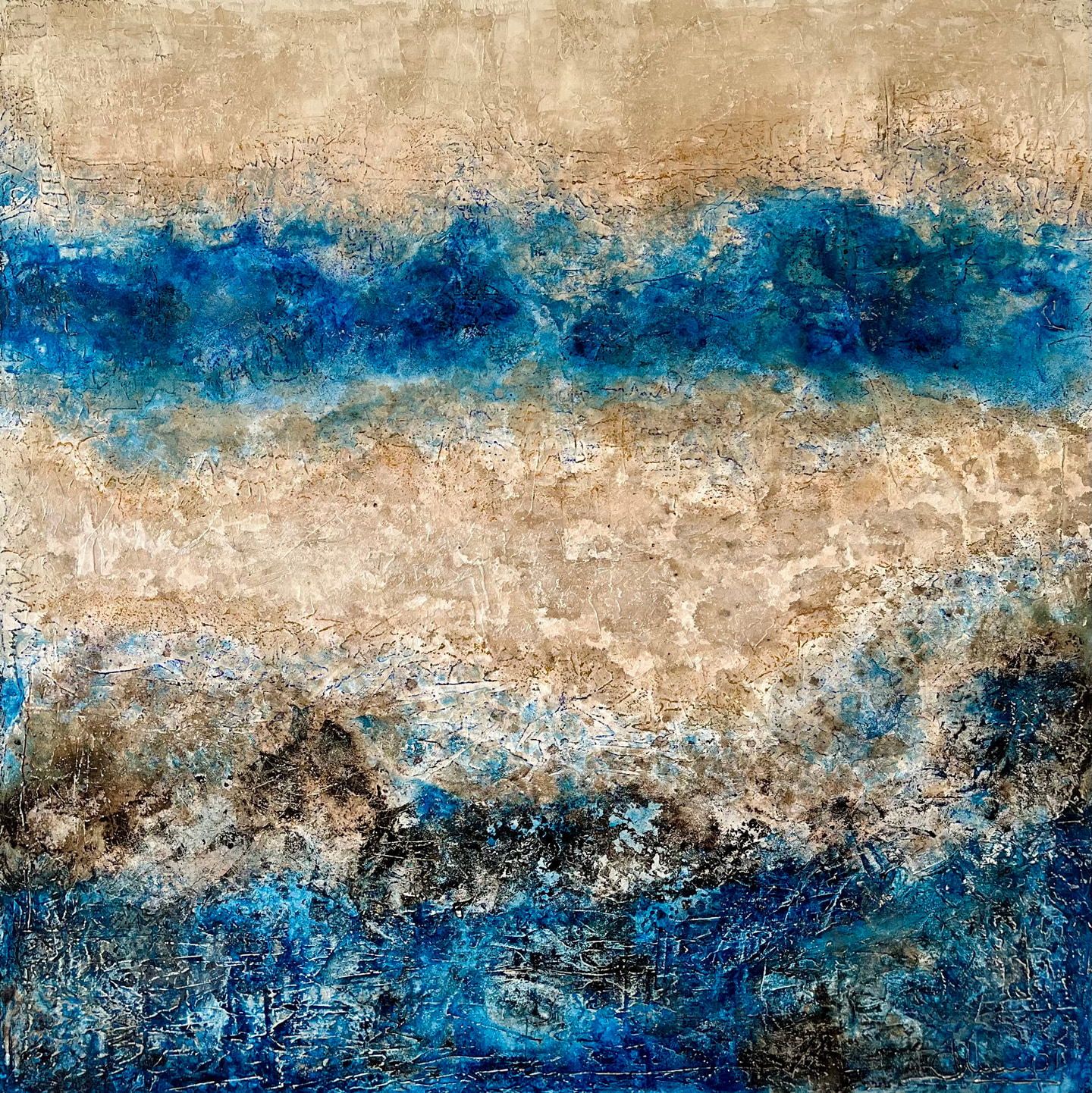 Pintura cuadrada con franjas horizontales azules y beige de textura rugosa y manchas oscuras