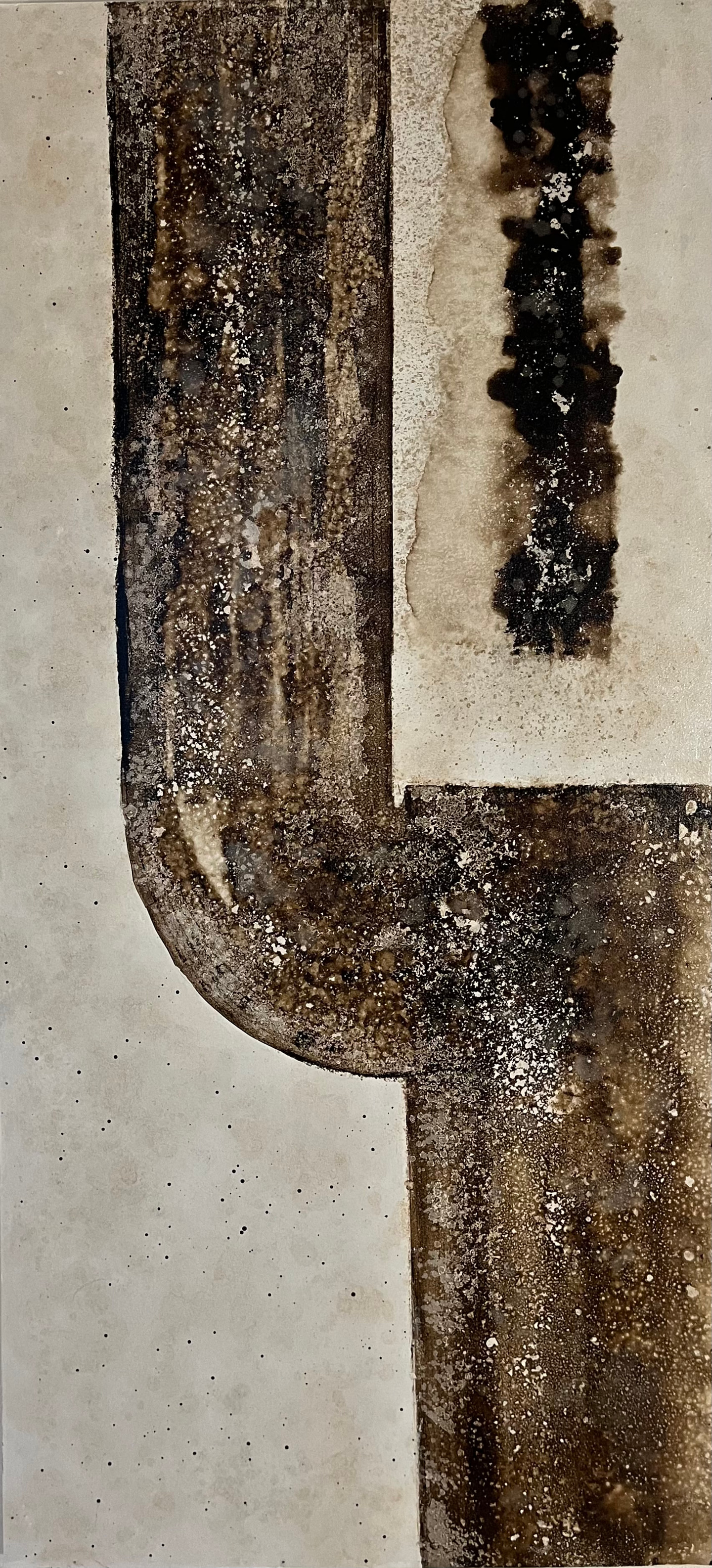 Pintura vertical angosta con una forma curva marrón y manchas negras