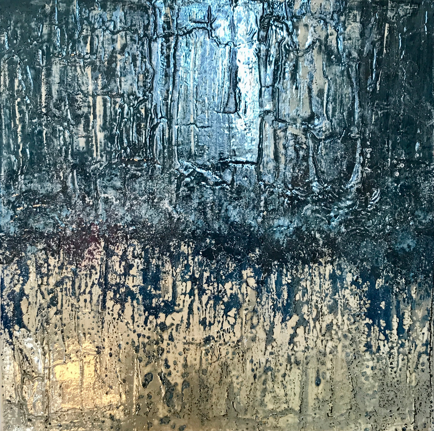 Pintura en azules oscuros con texturas verticales y reflejos dorados