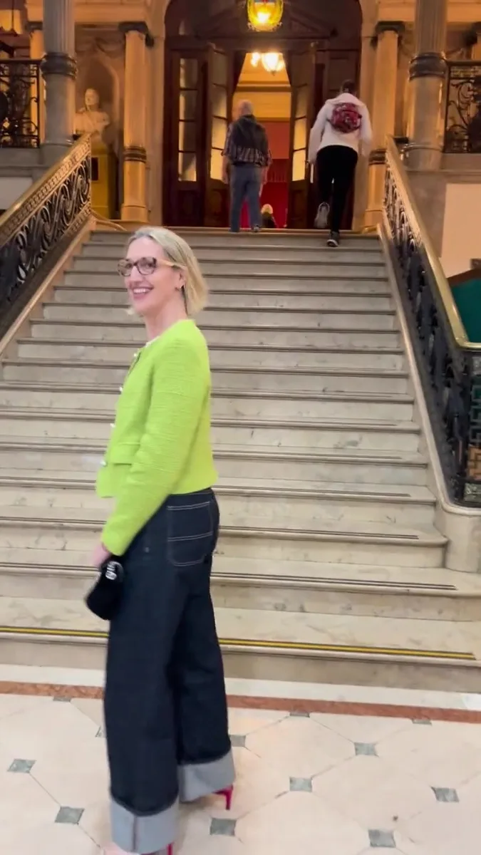 Marina Elizalde en la escalera del Colegio San José