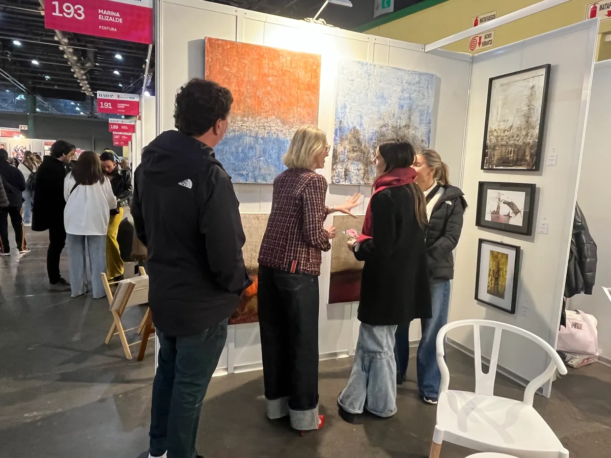 Visitantes frente a las obras en BADA 2024
