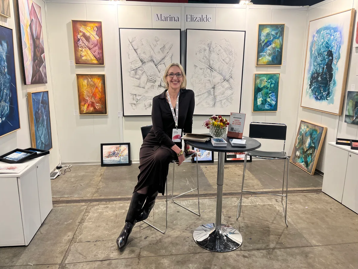 Marina Elizalde sentada en su stand de BADA 2025