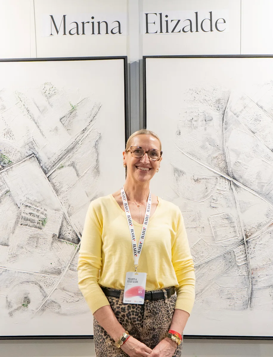 Marina Elizalde frente a sus obras en blanco y gris de la serie Mapas