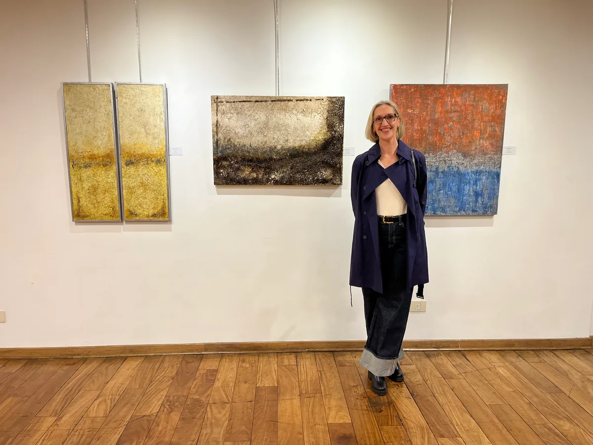 Marina Elizalde junto a sus obras en el Club Alemán