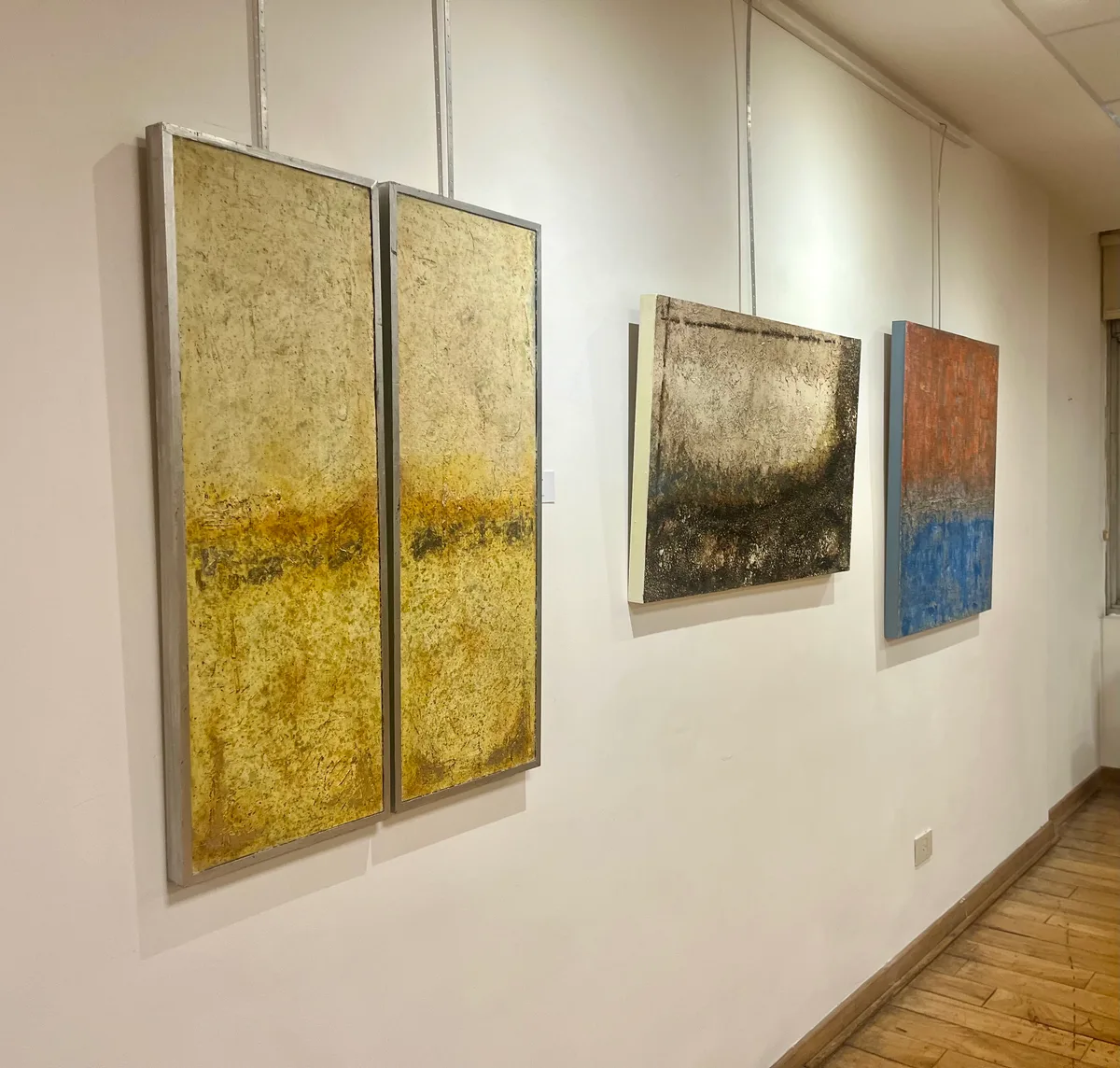 Díptico dorado y pinturas en la sala del Club Alemán