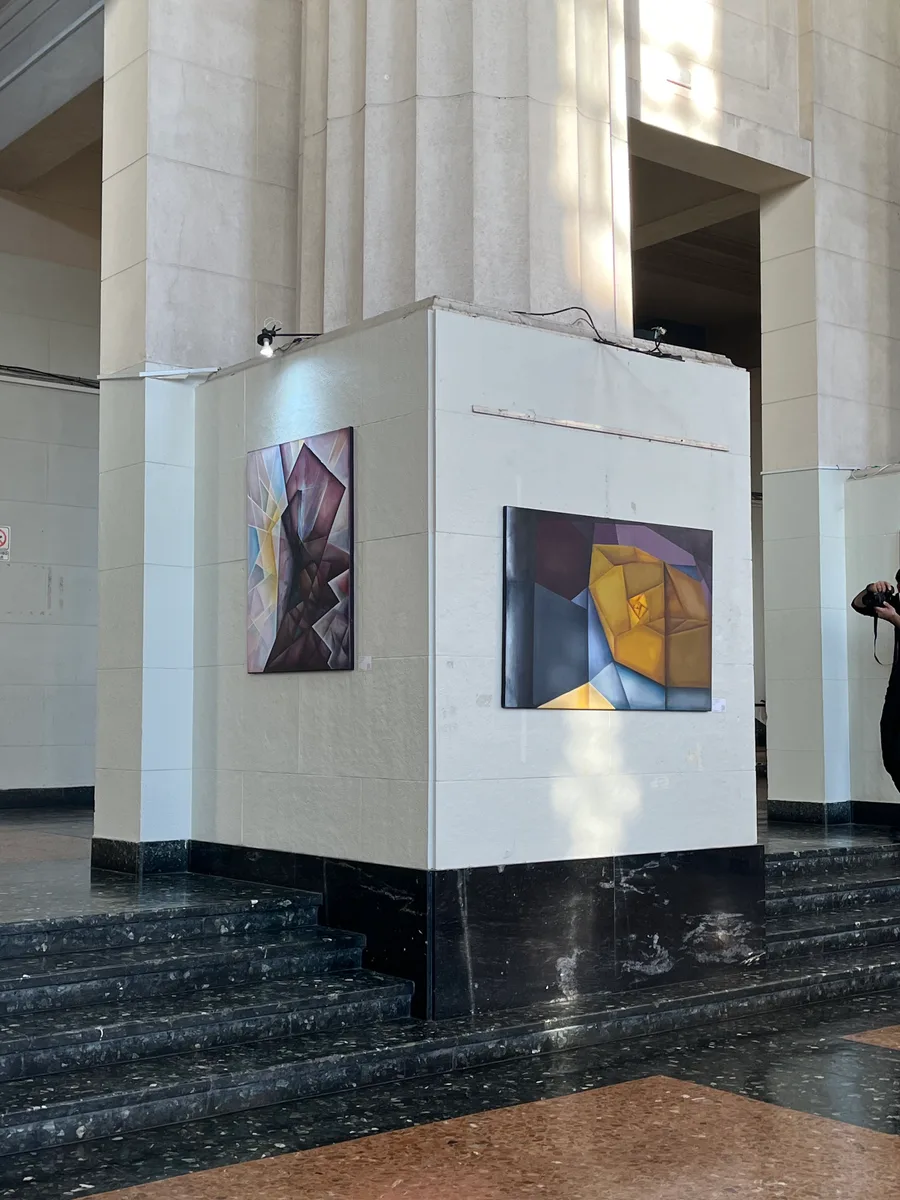 Dos pinturas de Marina Elizalde sobre un panel blanco