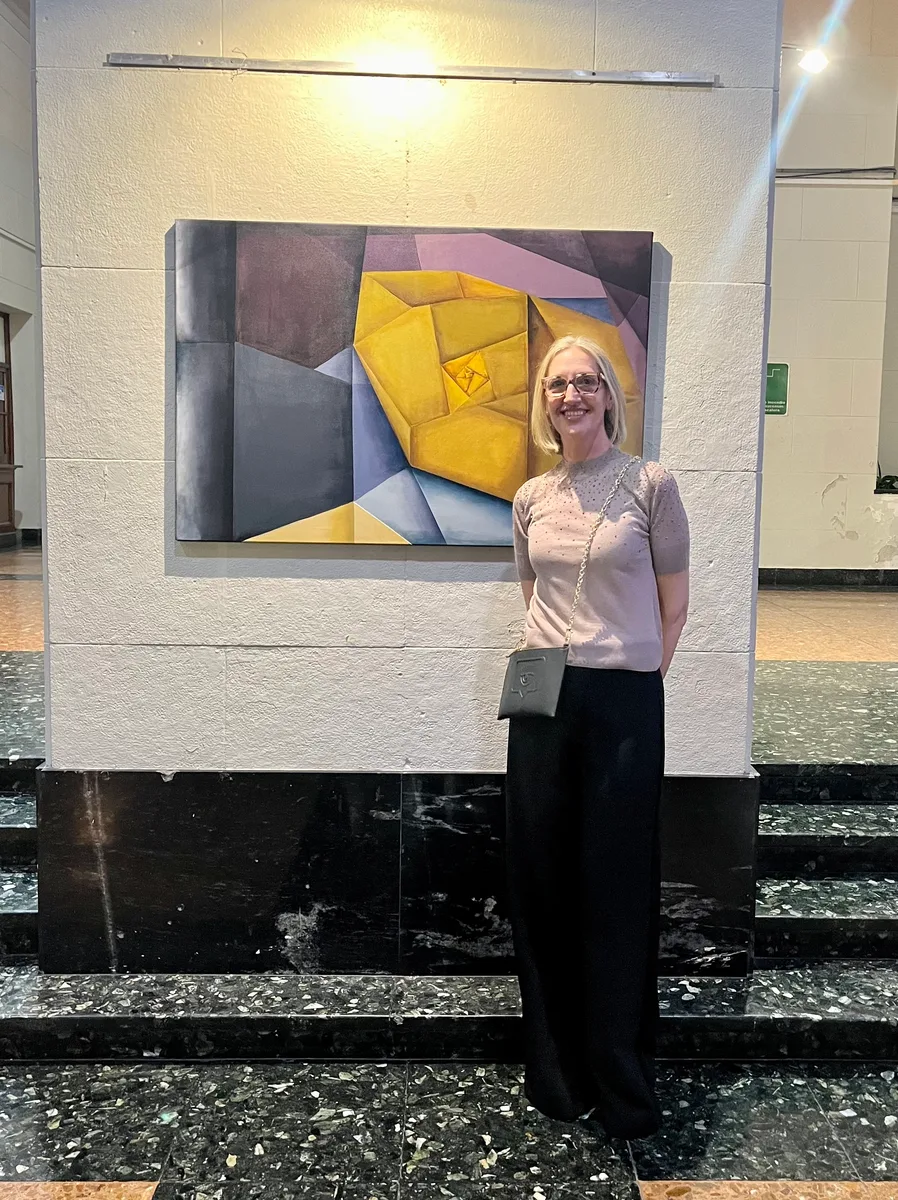 Marina Elizalde junto a una de sus pinturas