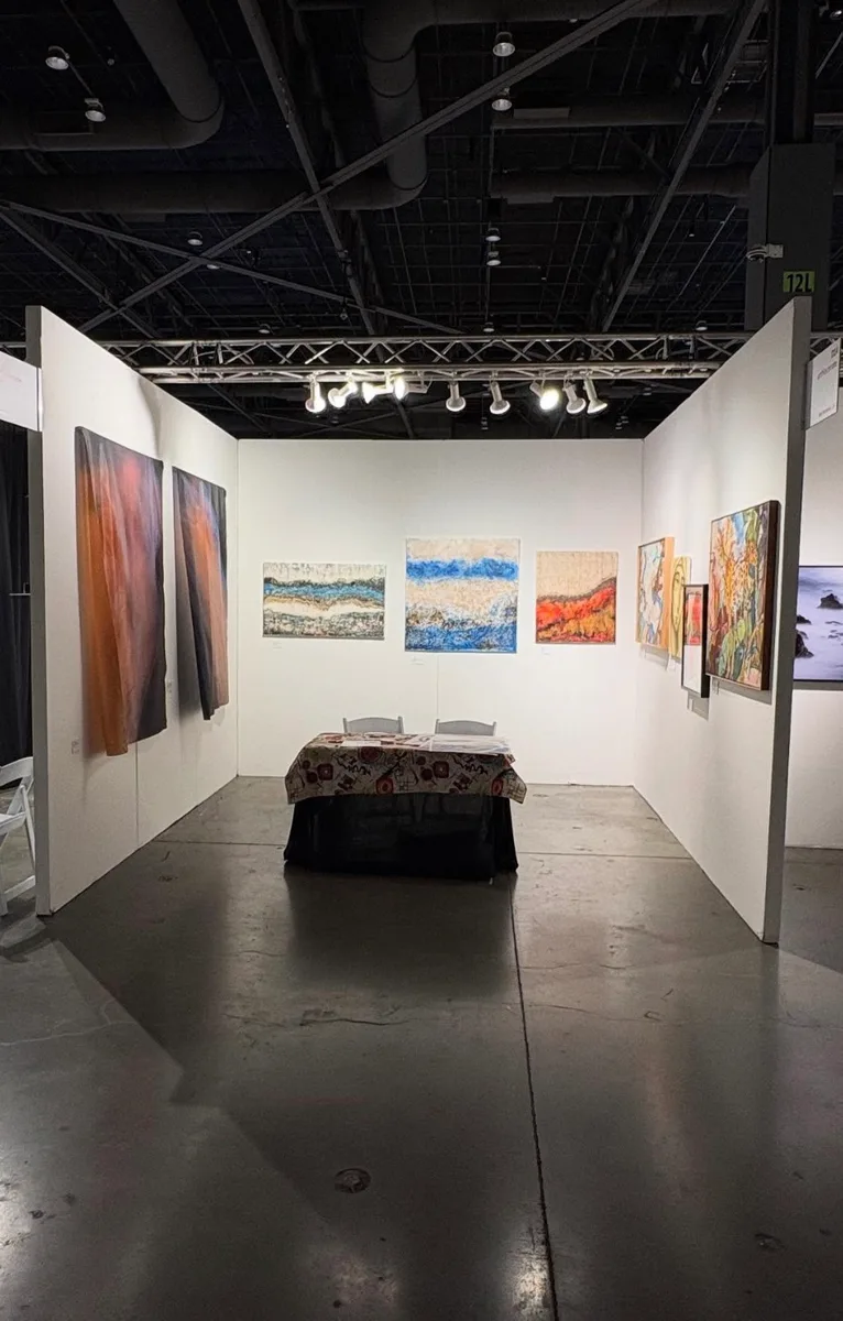Stand con obras de Marina Elizalde en la Seattle Art Fair