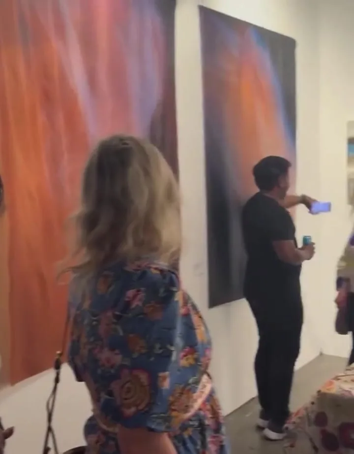 Visitantes recorriendo el stand en la Seattle Art Fair