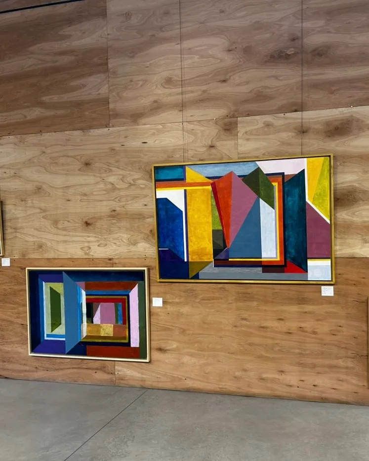 Pinturas de la serie Ventanas colgadas en TS&A Gallery