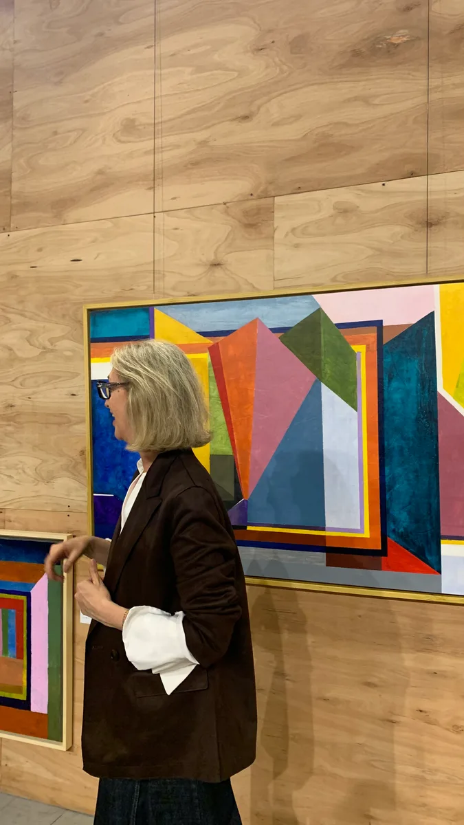 Marina Elizalde junto a una de sus pinturas en TS&A Gallery