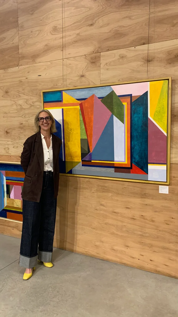 Marina Elizalde de pie junto a su obra en TS&A Gallery
